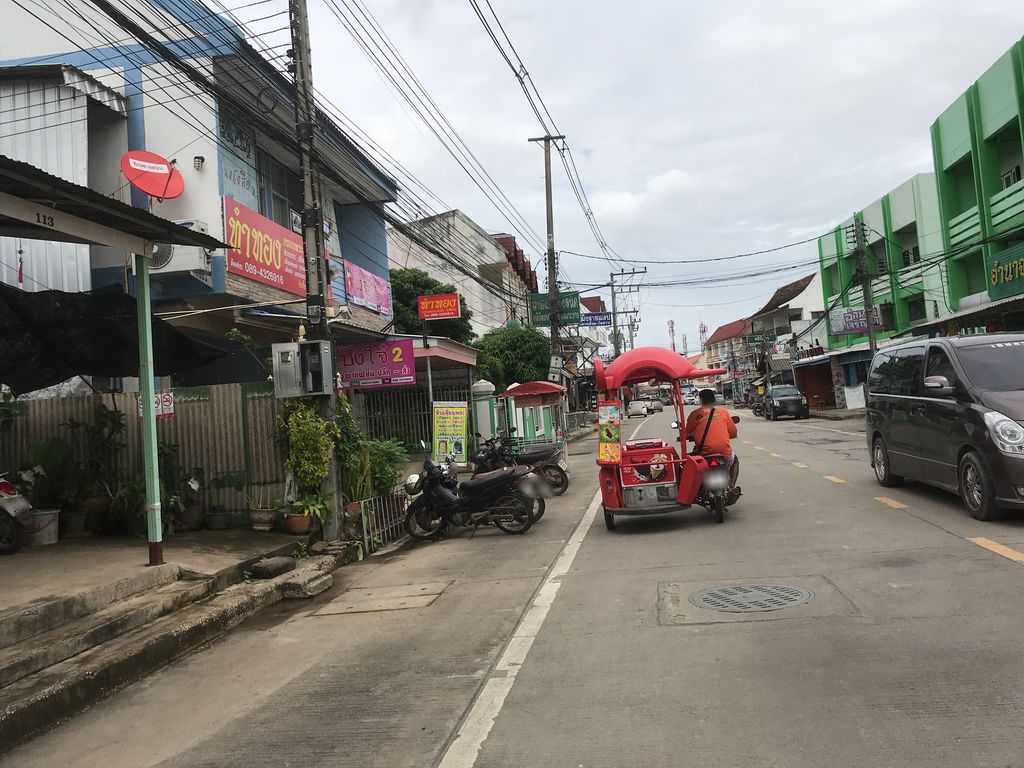 ภาพถนนตรงที่ สันโค้งน้อยขนมไทย ตั้งอยู่ ถ่ายโดย kiw พ.ศ. 2561 (2018) · A street-level view of where สันโค้งน้อยขนมไทย · San Khong Noi Khanomthai stands, by kiw in 2561 (2018)