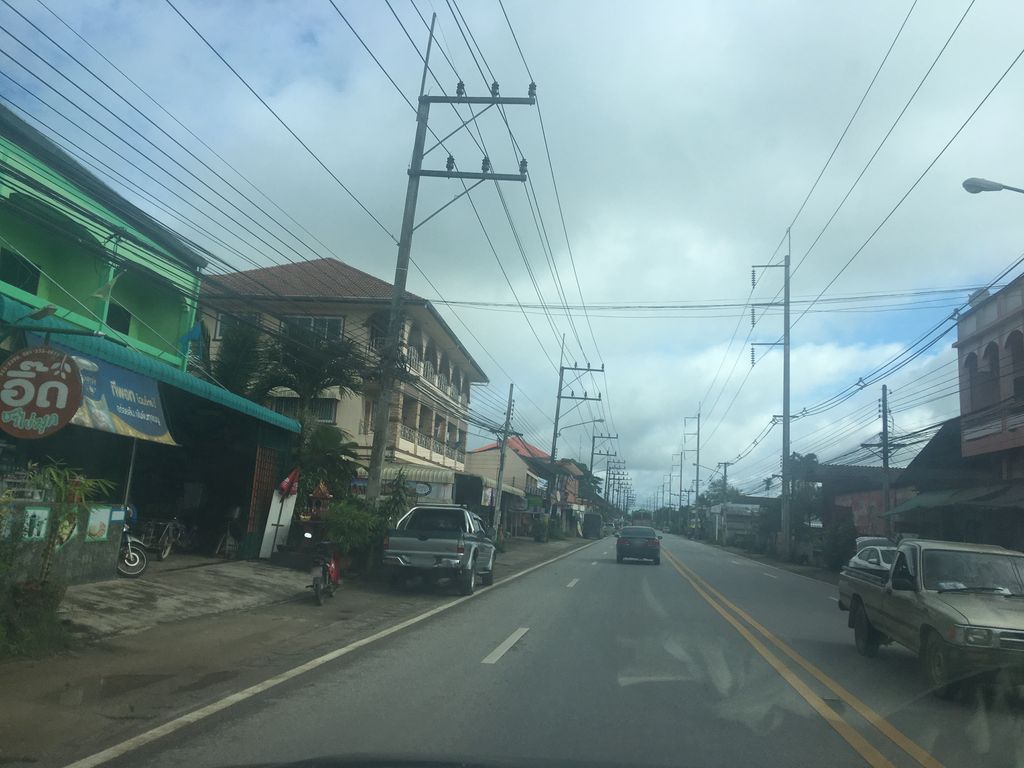 ภาพถนนตรงที่ เรือนยาป่างิ้ว ตั้งอยู่ ถ่ายโดย wapriz พ.ศ. 2561 (2018) · A street-level view of where เรือนยาป่างิ้ว · Rueanya Pa Ngio stands, by wapriz in 2561 (2018)