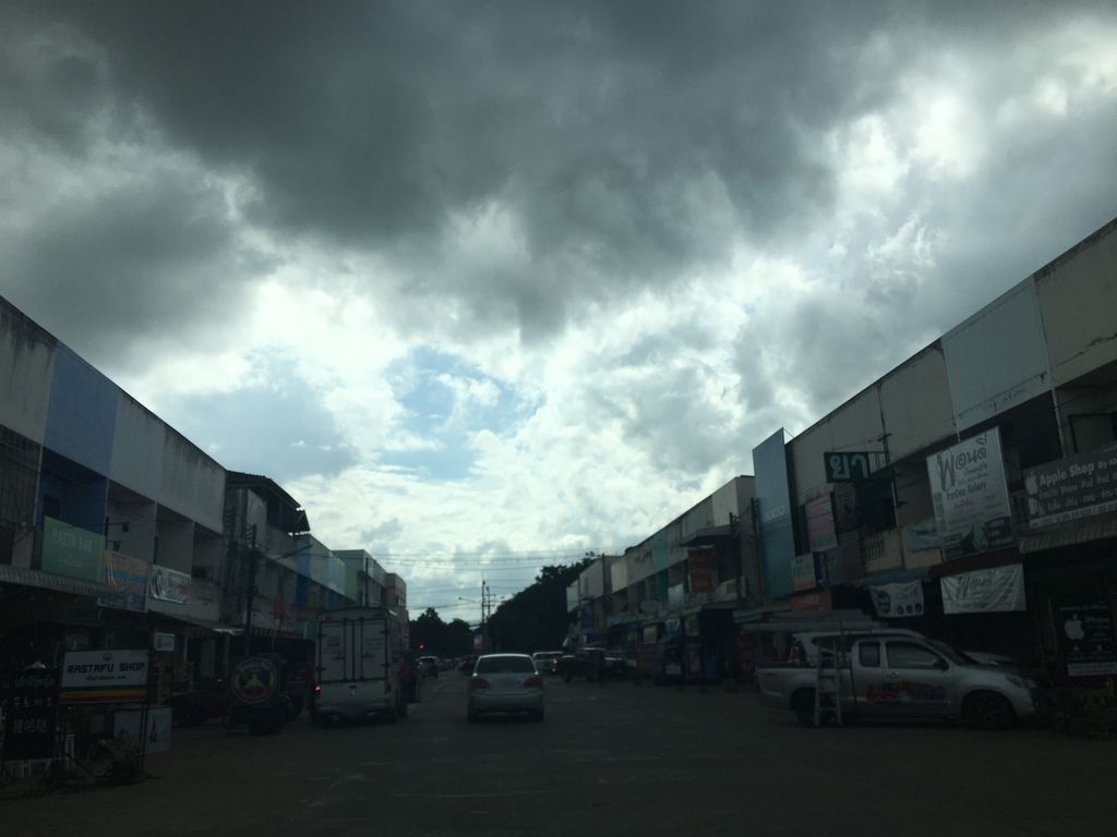 ภาพถนนตรงที่ อ.เต๋า สักคิ้วเชียงราย ตั้งอยู่ ถ่ายโดย wapriz พ.ศ. 2561 (2018) · A street-level view of where อ.เต๋า สักคิ้วเชียงราย · A.tao Sakkhio Chiang Rai stands, by wapriz in 2561 (2018)