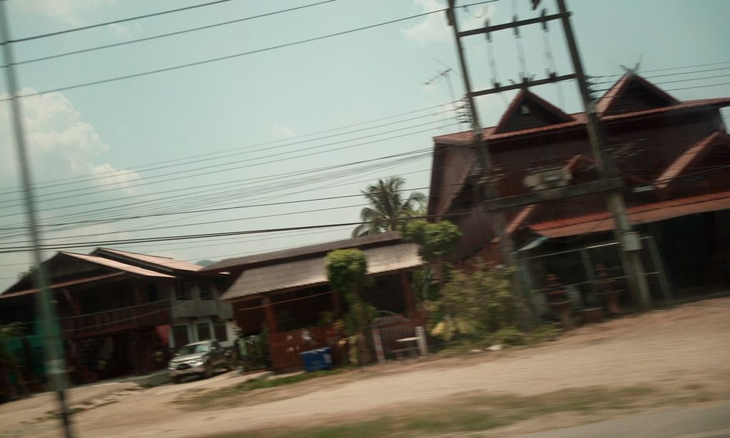 ภาพถนนตรงที่ ร้านดาวรุ่งเฟอร์นิเจอร์ เทิง ตั้งอยู่ ถ่ายโดย ozflor พ.ศ. 2562 (2019) · A street-level view of where ร้านดาวรุ่งเฟอร์นิเจอร์ เทิง · Ran Daorung Furniture Thoeng stands, by ozflor in 2562 (2019)