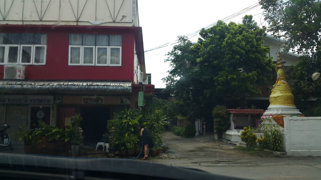 ภาพถนนตรงที่ มูลนิธิศุภนิมิตร ตั้งอยู่ ถ่ายโดย jrcarlsen พ.ศ. 2560 (2017) · A street-level view of where มูลนิธิศุภนิมิตร · Munnithi Supni Mit stands, by jrcarlsen in 2560 (2017)