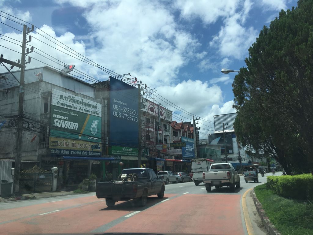 ภาพถนนตรงที่ ศาลพระจี้กงเชียงราย ตั้งอยู่ ถ่ายโดย wapriz พ.ศ. 2561 (2018) · A street-level view of where ศาลพระจี้กงเชียงราย · San Phra Chi Kong Chiang Rai stands, by wapriz in 2561 (2018)