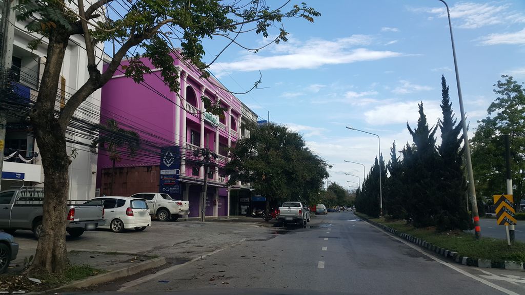 ภาพถนนตรงที่ สินมั่นคงประกันภัย ตั้งอยู่ ถ่ายโดย jrcarlsen พ.ศ. 2560 (2017) · A street-level view of where สินมั่นคงประกันภัย · Sin Mankhong Prakanphai stands, by jrcarlsen in 2560 (2017)