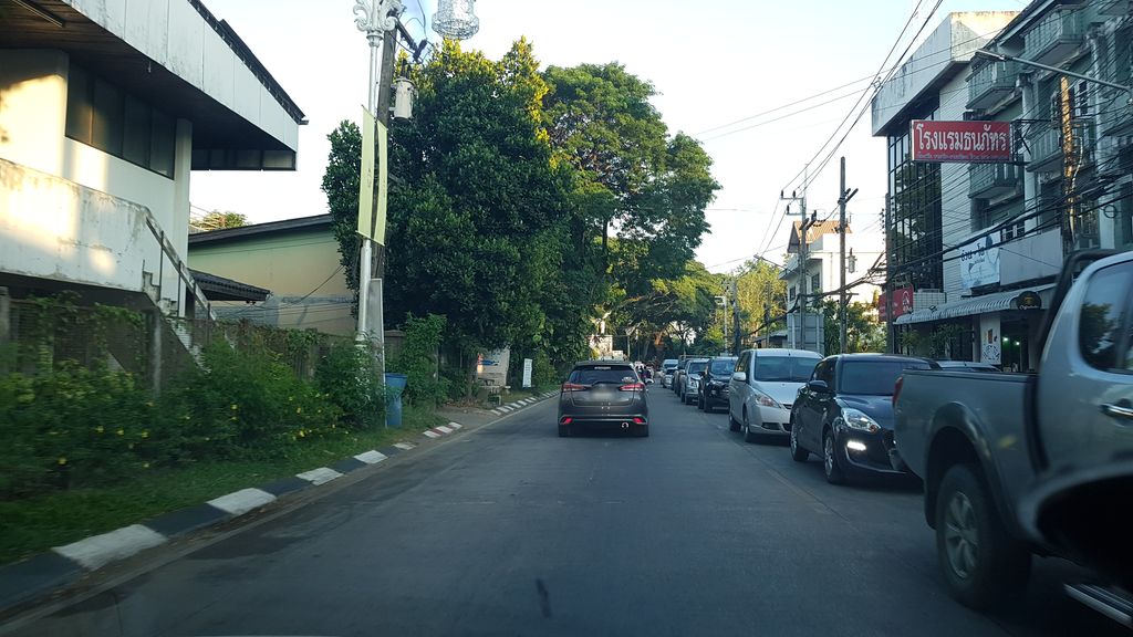 ภาพถนนตรงที่ Donna design ดอนน่าดีไซน์ ผ้าม่าน เชียงราย เชียงใหม่ กรุงเทพ ตั้งอยู่ ถ่ายโดย igorzo พ.ศ. 2562 (2019) · A street-level view of where Donna design ดอนน่าดีไซน์ ผ้าม่าน เชียงราย เชียงใหม่ กรุงเทพ stands, by igorzo in 2562 (2019)