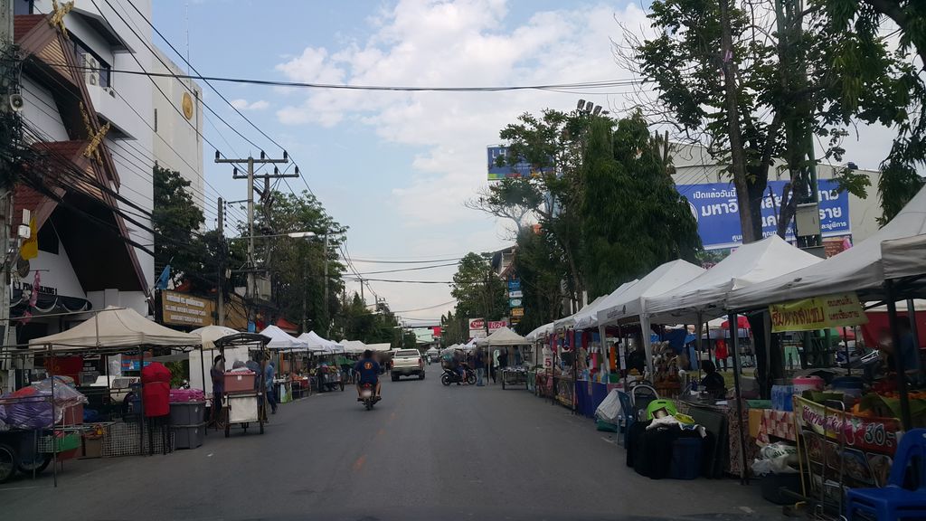 ภาพถนนตรงที่ Fareeda Shop สาขาสวนตุง ตั้งอยู่ ถ่ายโดย jrcarlsen พ.ศ. 2560 (2017) · A street-level view of where Fareeda Shop สาขาสวนตุง stands, by jrcarlsen in 2560 (2017)