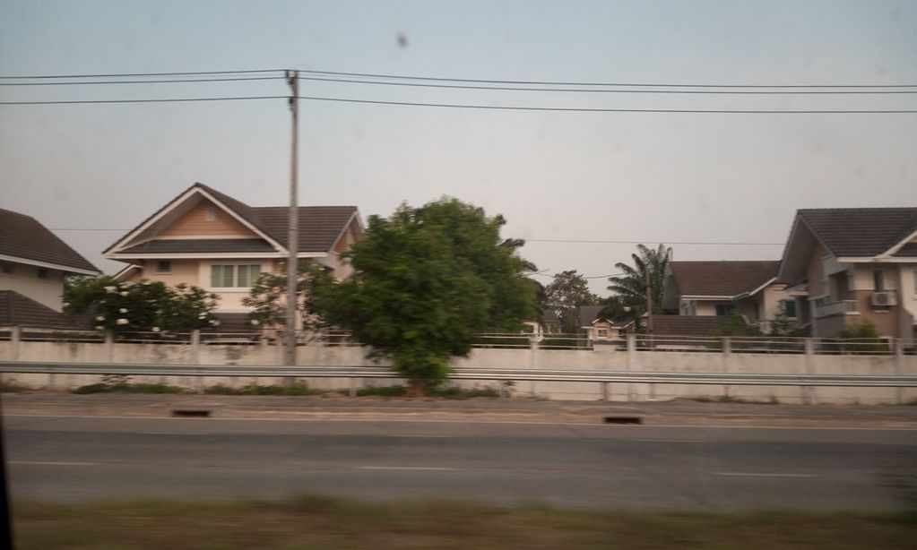 ภาพถนนตรงที่ โฮงลาบ เชียงราย ตั้งอยู่ ถ่ายโดย ozflor พ.ศ. 2562 (2019) · A street-level view of where โฮงลาบ เชียงราย · Honglap Chiang Rai stands, by ozflor in 2562 (2019)