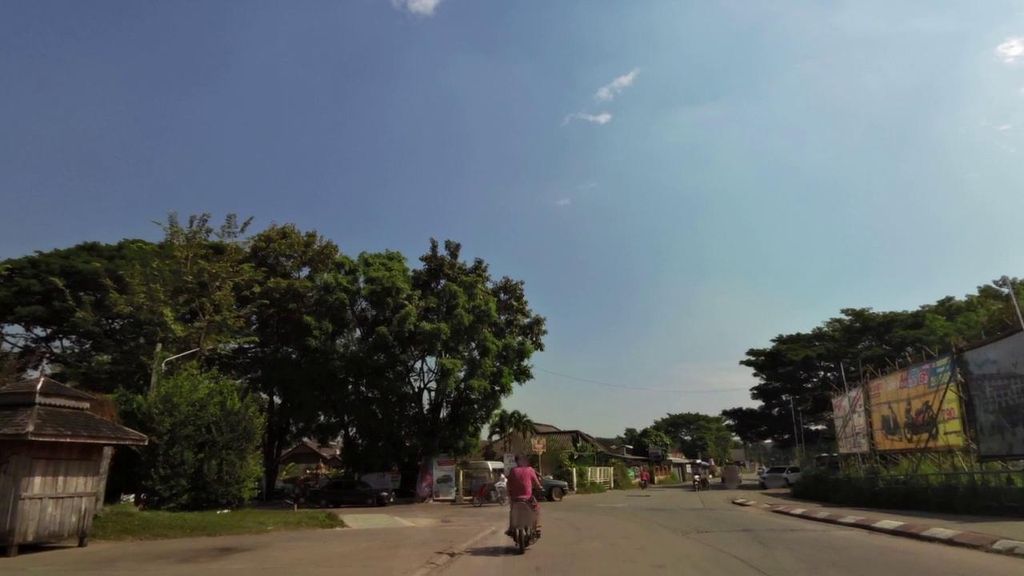 ภาพถนนตรงที่ Old Chiang Rai Airport ตั้งอยู่ ถ่ายโดย toffy พ.ศ. 2561 (2018) · A street-level view of where Old Chiang Rai Airport stands, by toffy in 2561 (2018)