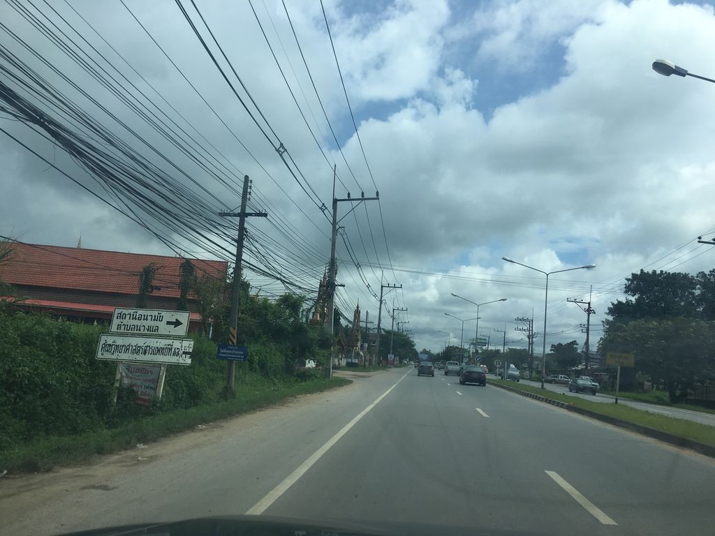 ภาพถนนตรงที่ ร้านข้าวซอยนางแล ตั้งอยู่ ถ่ายโดย wapriz พ.ศ. 2561 (2018) · A street-level view of where ร้านข้าวซอยนางแล · Ran Khao Soi Nanglae stands, by wapriz in 2561 (2018)