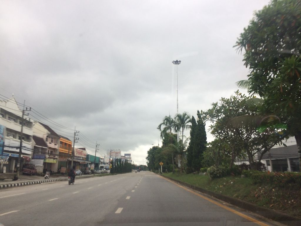 ภาพถนนตรงที่ ตำนัว ครกใหญ่ หน้าตะวันแดง ตั้งอยู่ ถ่ายโดย prasert พ.ศ. 2559 (2016) · A street-level view of where ตำนัว ครกใหญ่ หน้าตะวันแดง · Tamnua Khrokyai Natawandaeng stands, by prasert in 2559 (2016)