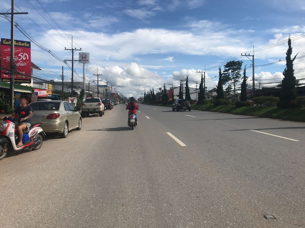 ภาพถนนตรงที่ ทวียนต์ บ้านดู่ ตั้งอยู่ ถ่ายโดย wiwattantib พ.ศ. 2561 (2018) · A street-level view of where ทวียนต์ บ้านดู่ · Thawiina Ban Du stands, by wiwattantib in 2561 (2018)