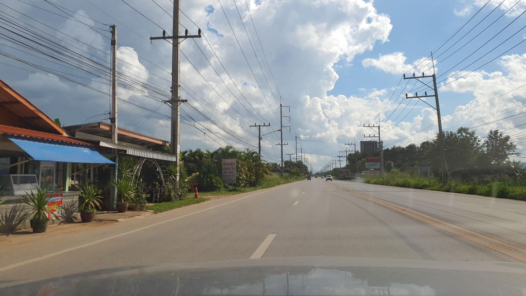 ภาพถนนตรงที่ ห้องพักแสงตะวัน ตั้งอยู่ ถ่ายโดย jrcarlsen พ.ศ. 2564 (2021) · A street-level view of where ห้องพักแสงตะวัน · Hongphak Saeng Tawan stands, by jrcarlsen in 2564 (2021)