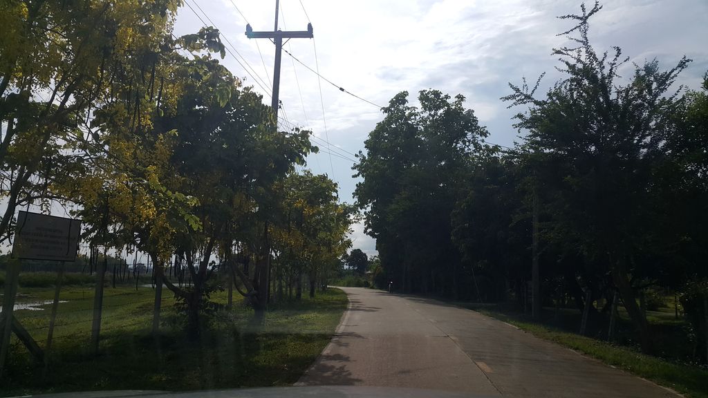 ภาพถนนตรงที่ บุษยมาสทัวร์ ตั้งอยู่ ถ่ายโดย jrcarlsen พ.ศ. 2560 (2017) · A street-level view of where บุษยมาสทัวร์ · Butyamatthua stands, by jrcarlsen in 2560 (2017)