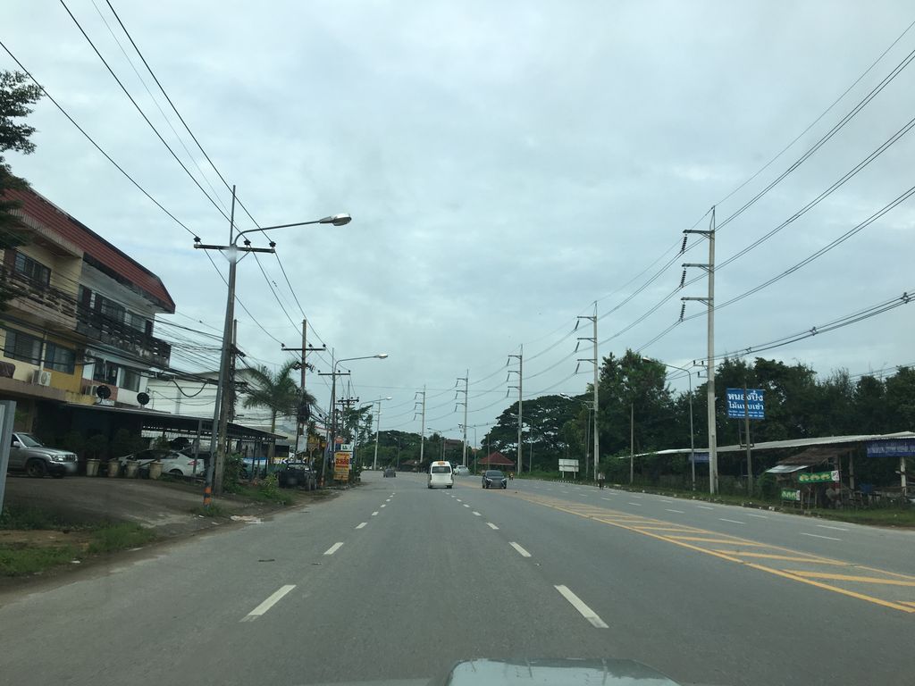 ภาพถนนตรงที่ เชียงรายคัทติ้งกูรู ตั้งอยู่ ถ่ายโดย wapriz พ.ศ. 2561 (2018) · A street-level view of where เชียงรายคัทติ้งกูรู · Chiang Rai Cutting Kuru stands, by wapriz in 2561 (2018)