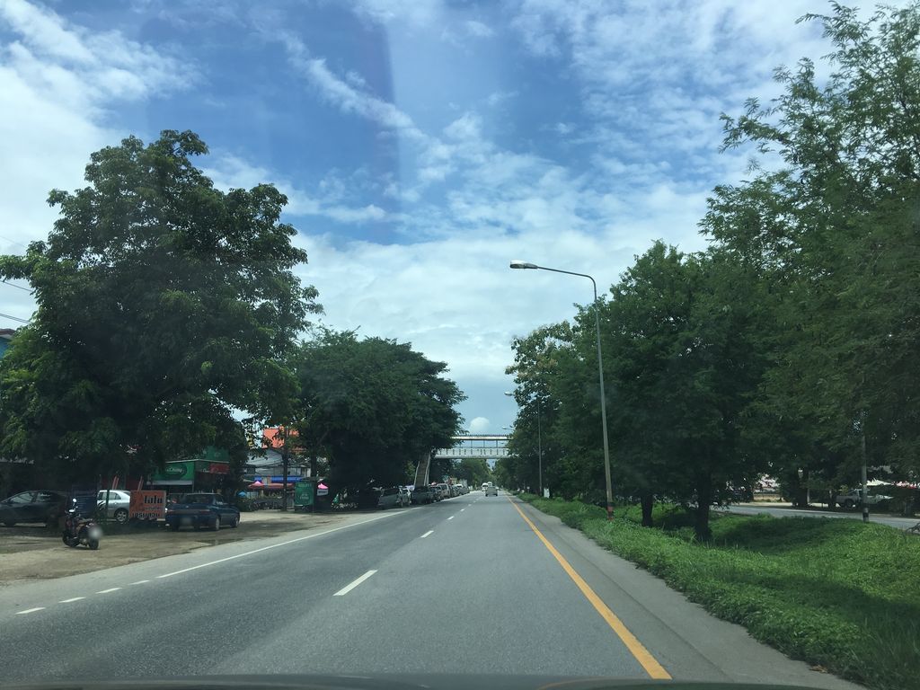ภาพถนนตรงที่ ครัวเจ้แวน ป่าก่อดำ ตั้งอยู่ ถ่ายโดย wapriz พ.ศ. 2561 (2018) · A street-level view of where ครัวเจ้แวน ป่าก่อดำ · Khruachewaen Pa Ko Dam stands, by wapriz in 2561 (2018)
