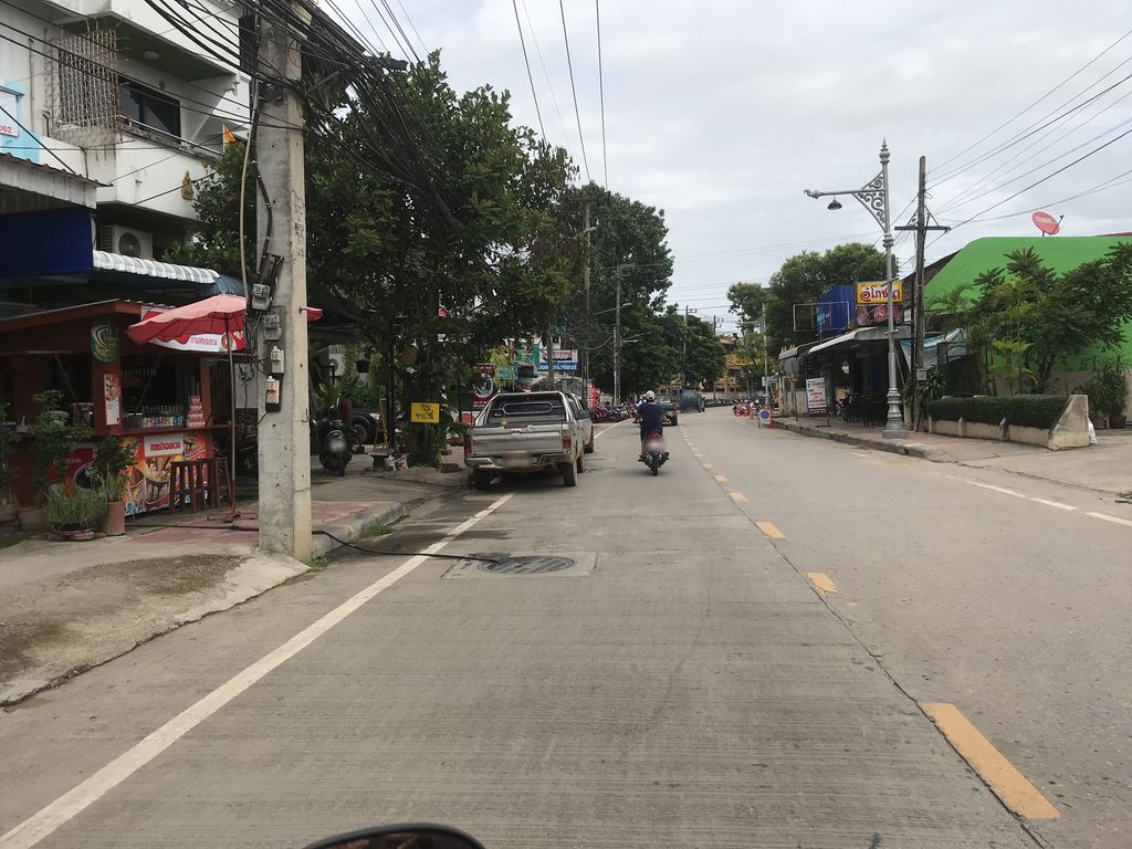 ภาพถนนตรงที่ Chiangrai Barber Shop ตั้งอยู่ ถ่ายโดย kiw พ.ศ. 2561 (2018) · A street-level view of where Chiangrai Barber Shop stands, by kiw in 2561 (2018)