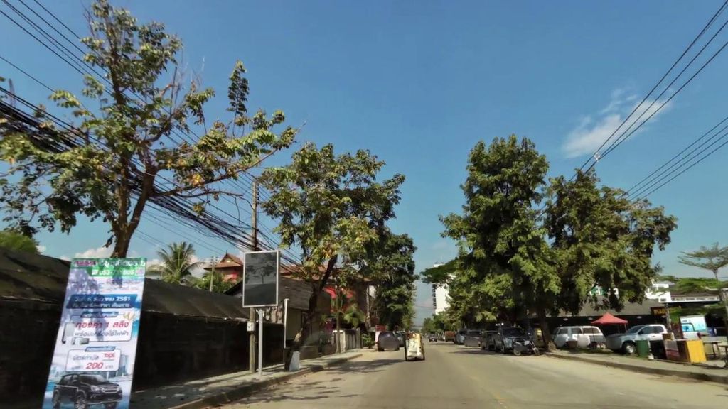 ภาพถนนตรงที่ Nails House ตั้งอยู่ ถ่ายโดย toffy พ.ศ. 2561 (2018) · A street-level view of where Nails House stands, by toffy in 2561 (2018)