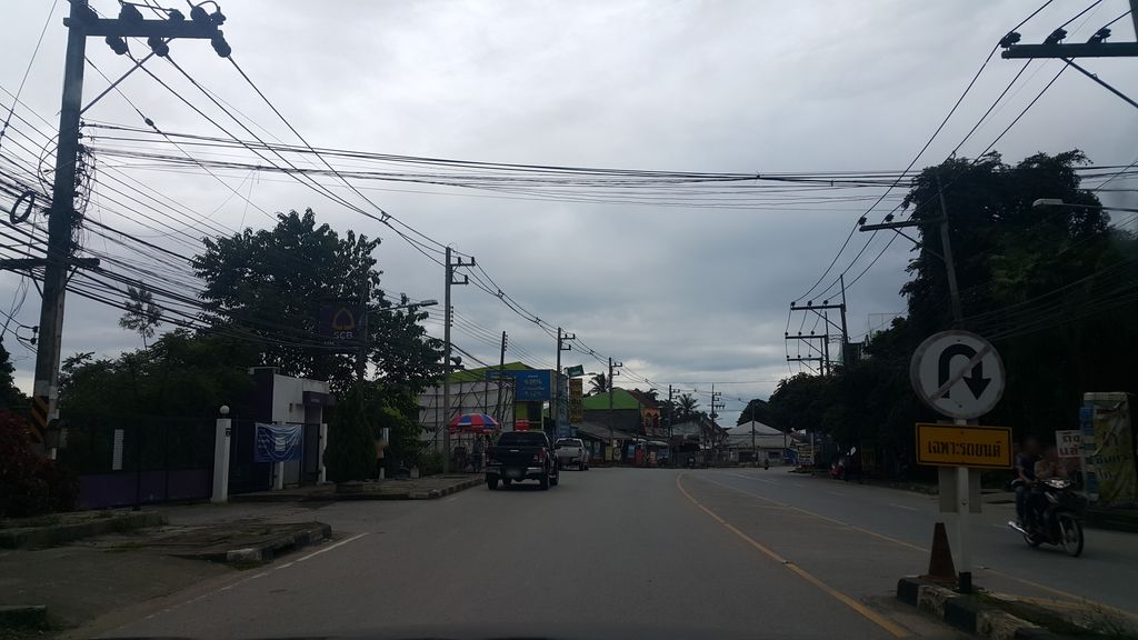 ภาพถนนตรงที่ ก่องข้าว เวียงชัย ตั้งอยู่ ถ่ายโดย jrcarlsen พ.ศ. 2559 (2016) · A street-level view of where ก่องข้าว เวียงชัย · Kongkhao Wiang Chai stands, by jrcarlsen in 2559 (2016)