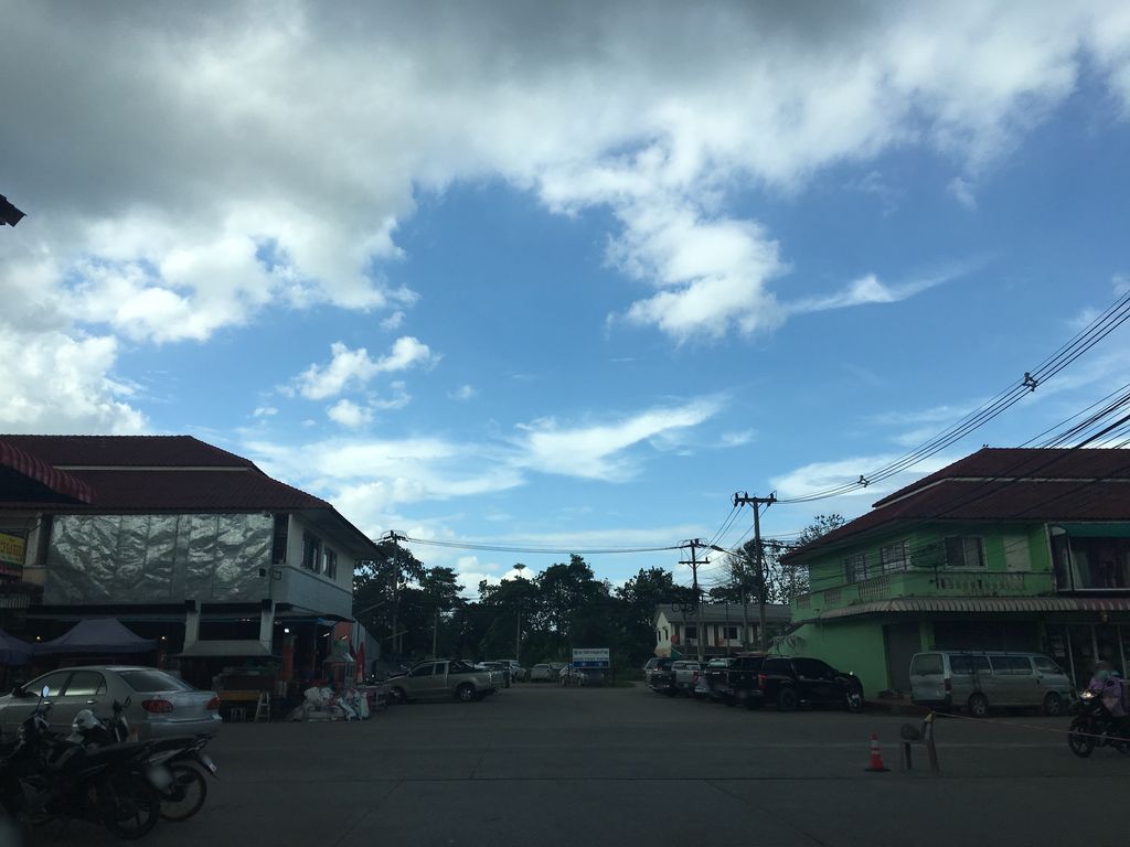 ภาพถนนตรงที่ เบทู คอฟฟี่ ตั้งอยู่ ถ่ายโดย wapriz พ.ศ. 2561 (2018) · A street-level view of where เบทู คอฟฟี่ · Bethu Coffee stands, by wapriz in 2561 (2018)
