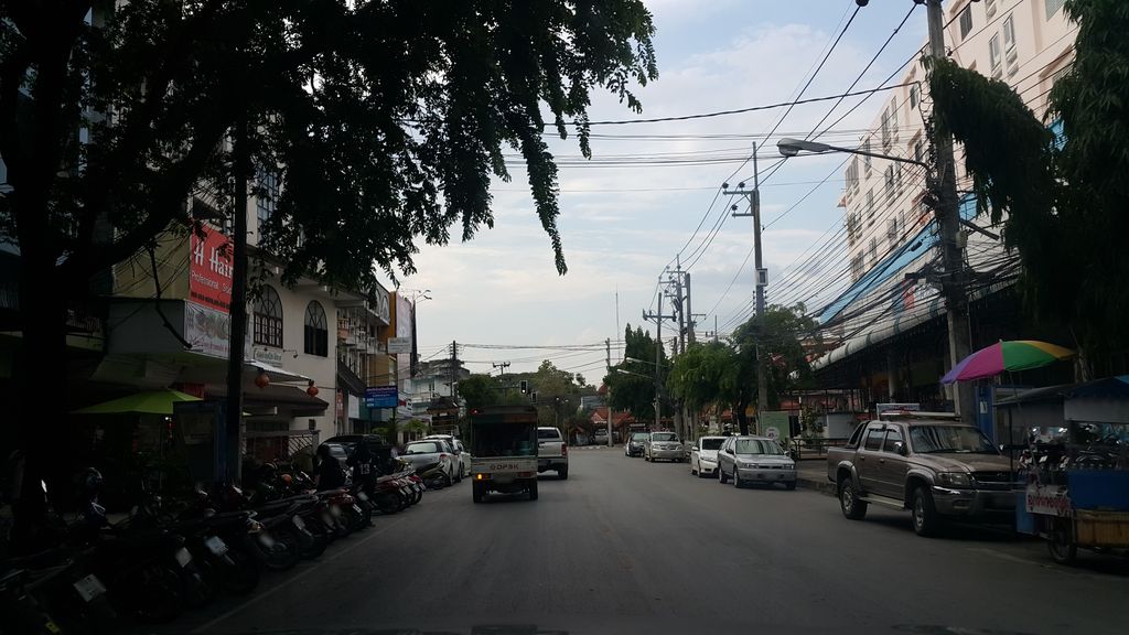ภาพถนนตรงที่ นมพลัส ร้านนมเชียงราย ตั้งอยู่ ถ่ายโดย jrcarlsen พ.ศ. 2560 (2017) · A street-level view of where นมพลัส ร้านนมเชียงราย · Nomphlat Ran Nom Chiang Rai stands, by jrcarlsen in 2560 (2017)