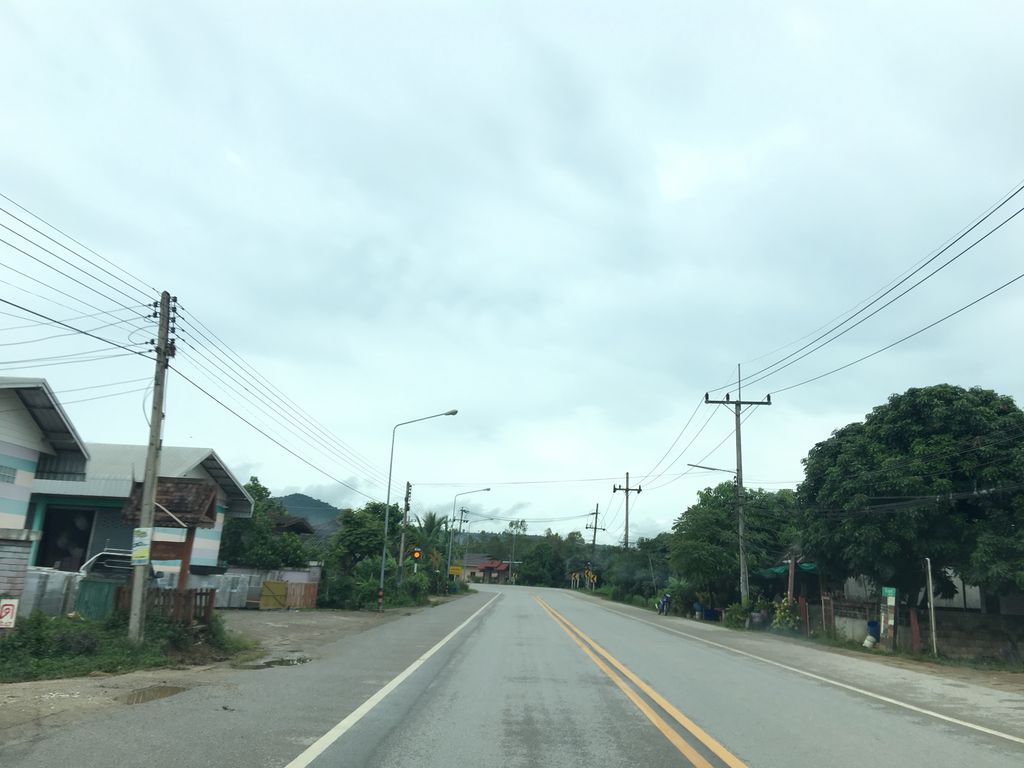 ภาพถนนตรงที่ อู่ช่างหนึ่ง ตั้งอยู่ ถ่ายโดย wapriz พ.ศ. 2561 (2018) · A street-level view of where อู่ช่างหนึ่ง · Uchangnueng stands, by wapriz in 2561 (2018)