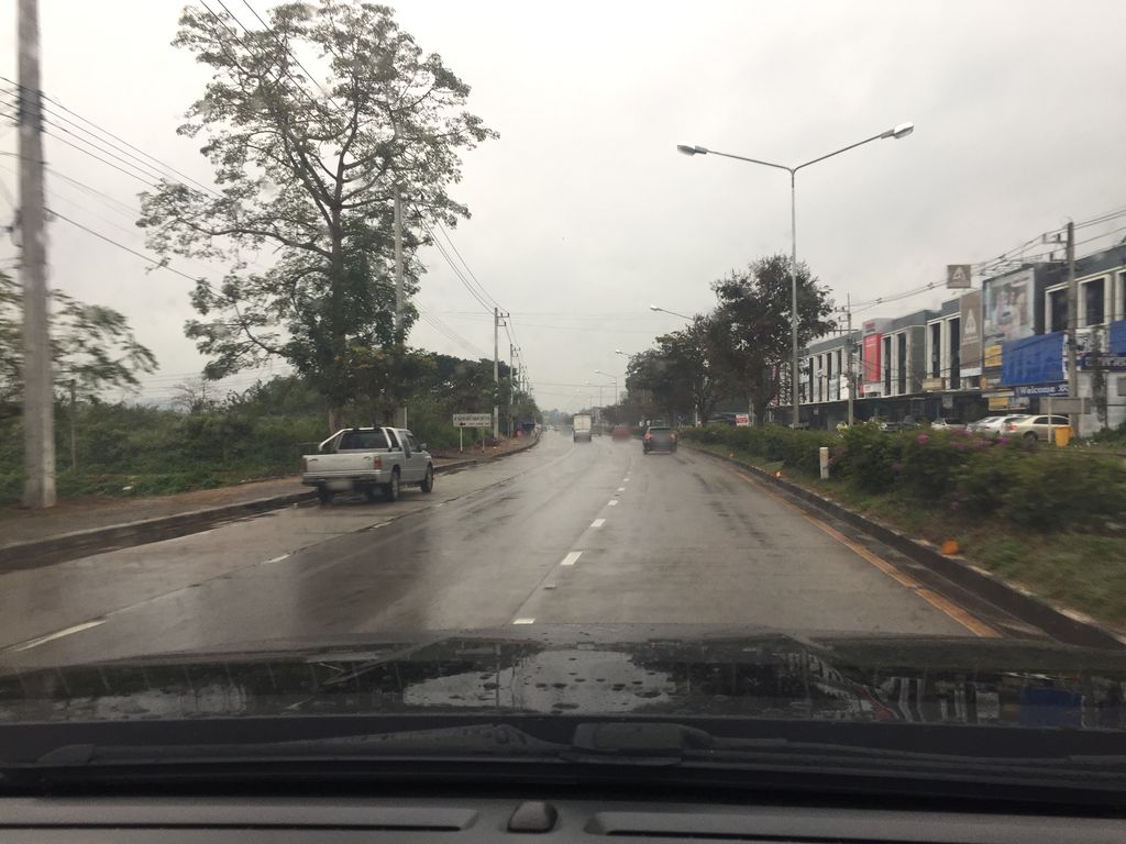 ภาพถนนตรงที่ เพ็ทมอลล์ ตั้งอยู่ ถ่ายโดย chanon พ.ศ. 2561 (2018) · A street-level view of where เพ็ทมอลล์ · Pet Mall stands, by chanon in 2561 (2018)