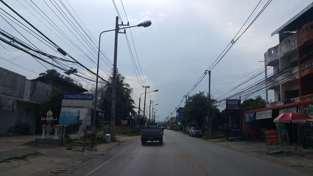 ภาพถนนตรงที่ วรรณาปลาดุกฟู ตั้งอยู่ ถ่ายโดย jrcarlsen พ.ศ. 2560 (2017) · A street-level view of where วรรณาปลาดุกฟู · Wanna Pladuk Fu stands, by jrcarlsen in 2560 (2017)