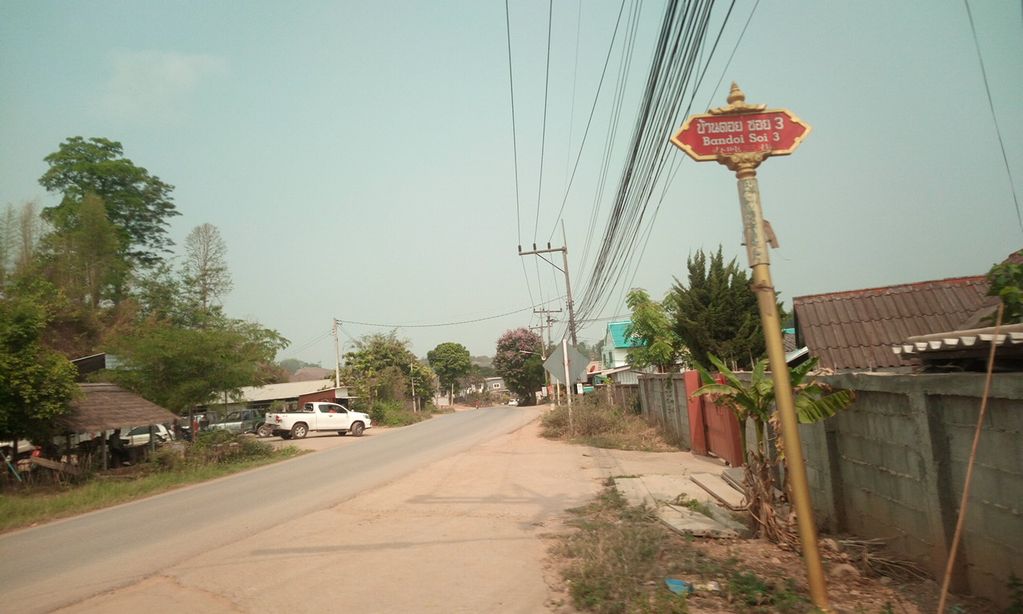 ภาพถนนตรงที่ บ้านดอย ซอย3 ตั้งอยู่ ถ่ายโดย ozflor พ.ศ. 2562 (2019) · A street-level view of where บ้านดอย ซอย3 · Ban Doi Soi3 stands, by ozflor in 2562 (2019)