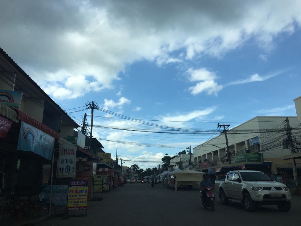 ภาพถนนตรงที่ เอ็ม.ดี.กล่องพัสดุเชียงราย ตั้งอยู่ ถ่ายโดย wapriz พ.ศ. 2561 (2018) · A street-level view of where เอ็ม.ดี.กล่องพัสดุเชียงราย · Em.di.kalongphatdu Chiang Rai stands, by wapriz in 2561 (2018)