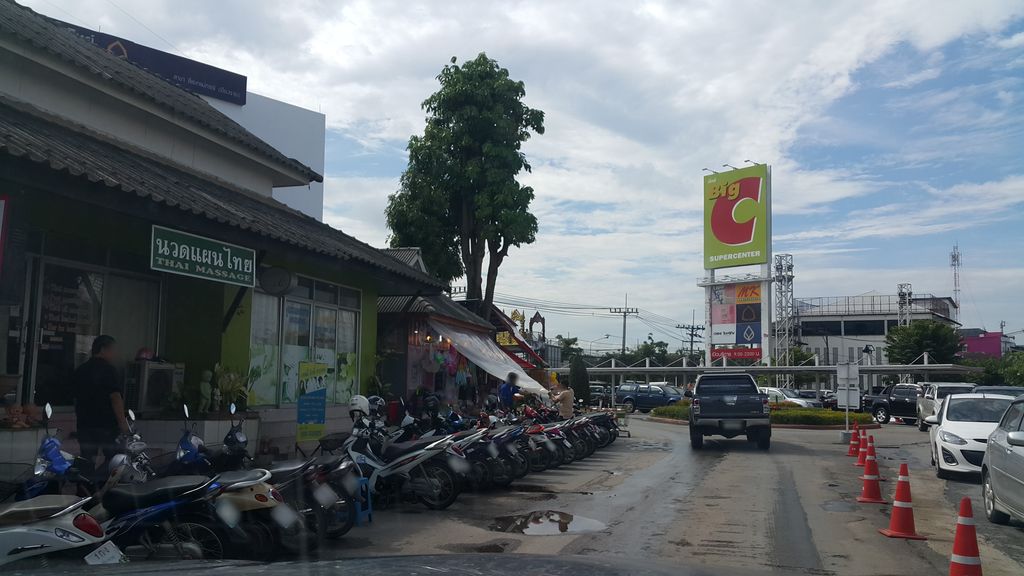 ภาพถนนตรงที่ ร้านทำเล็บเชียงราย : Big C สาขา 1 ตั้งอยู่ ถ่ายโดย jrcarlsen พ.ศ. 2560 (2017) · A street-level view of where ร้านทำเล็บเชียงราย : Big C สาขา 1 stands, by jrcarlsen in 2560 (2017)