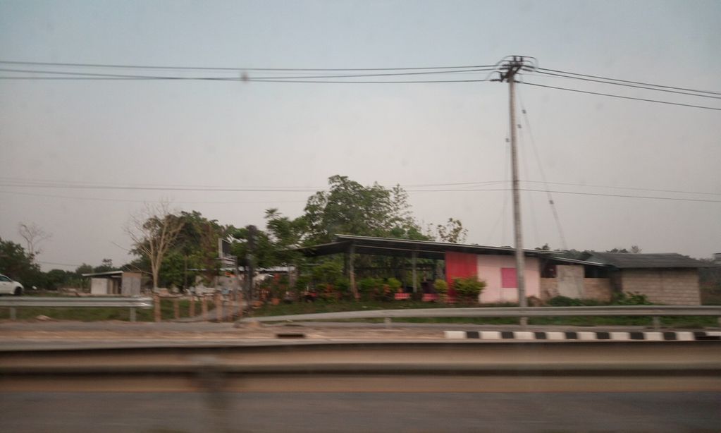 ภาพถนนตรงที่ สถานีลาบเจียงฮาย ตั้งอยู่ ถ่ายโดย ozflor พ.ศ. 2562 (2019) · A street-level view of where สถานีลาบเจียงฮาย · Sathani Lapchianghai stands, by ozflor in 2562 (2019)