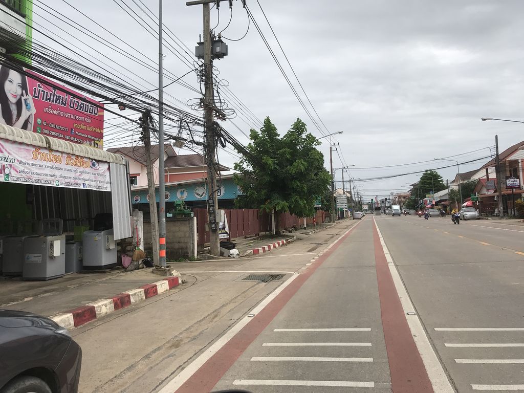 ภาพถนนตรงที่ โรงแรม สมายล์ เพลส ตั้งอยู่ ถ่ายโดย kiw พ.ศ. 2561 (2018) · A street-level view of where โรงแรม สมายล์ เพลส · Samai Place Hotel stands, by kiw in 2561 (2018)