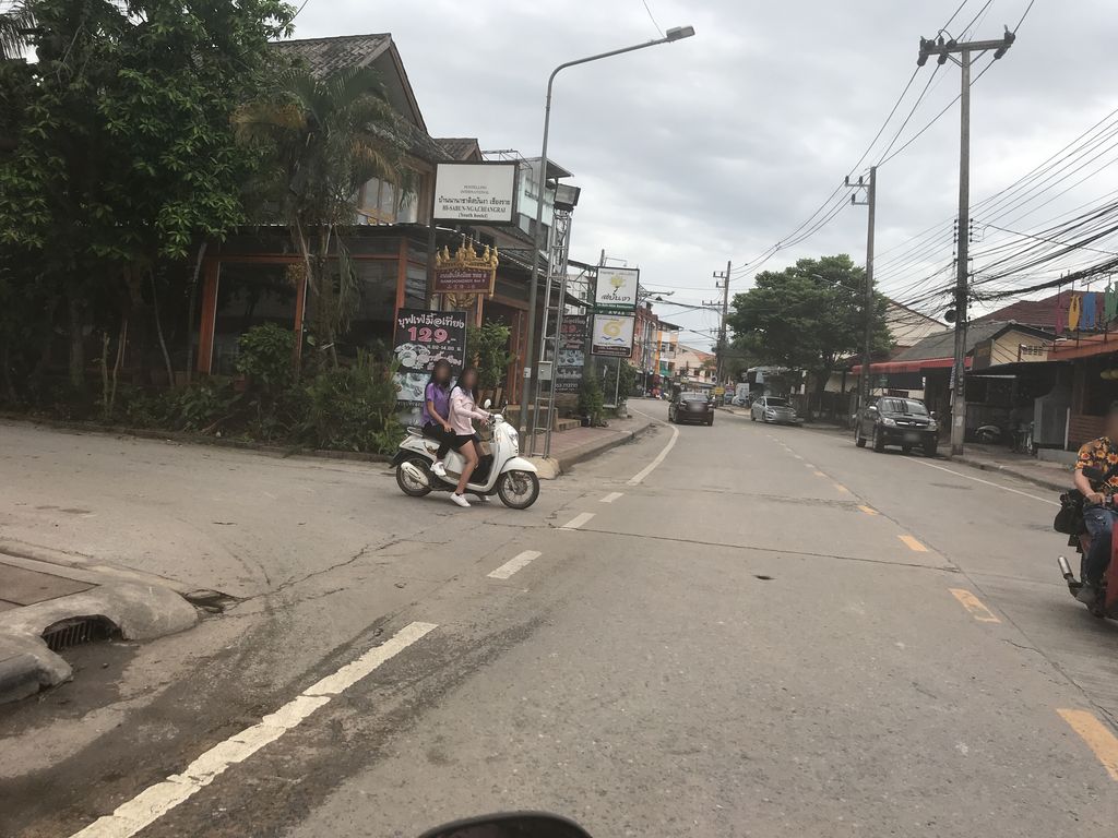ภาพถนนตรงที่ Pharakorn Laundry ตั้งอยู่ ถ่ายโดย kiw พ.ศ. 2561 (2018) · A street-level view of where Pharakorn Laundry stands, by kiw in 2561 (2018)