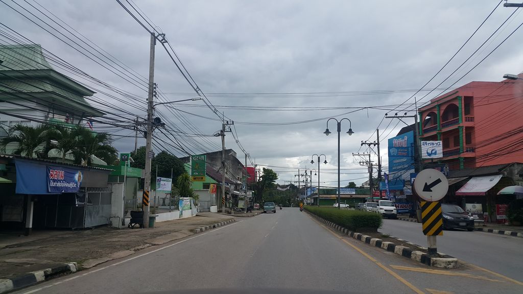 ภาพถนนตรงที่ เวียงชัย สังฆภัฌฑ์ ตั้งอยู่ ถ่ายโดย jrcarlsen พ.ศ. 2559 (2016) · A street-level view of where เวียงชัย สังฆภัฌฑ์ · Wiang Chai Sangkhaphat stands, by jrcarlsen in 2559 (2016)