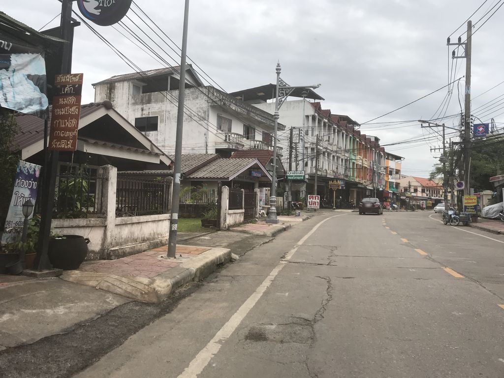 ภาพถนนตรงที่ สมคิดส้มตำ ตั้งอยู่ ถ่ายโดย kiw พ.ศ. 2561 (2018) · A street-level view of where สมคิดส้มตำ · Somkhitsomtam stands, by kiw in 2561 (2018)