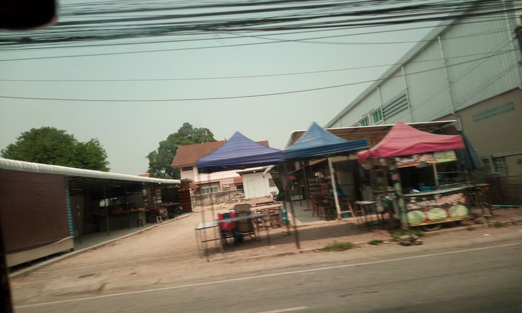 ภาพถนนตรงที่ ร้านย่างเนย เสวยสุข ตั้งอยู่ ถ่ายโดย ozflor พ.ศ. 2562 (2019) · A street-level view of where ร้านย่างเนย เสวยสุข · Ran Yangnoei Seoyasuk stands, by ozflor in 2562 (2019)