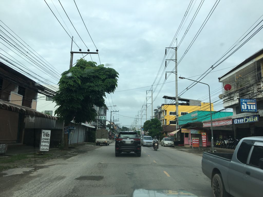 ภาพถนนตรงที่ ก๋วยเตี๋ยวต้มตุ๋น ตั้งอยู่ ถ่ายโดย wapriz พ.ศ. 2561 (2018) · A street-level view of where ก๋วยเตี๋ยวต้มตุ๋น · Kuaitiao Tomtun stands, by wapriz in 2561 (2018)