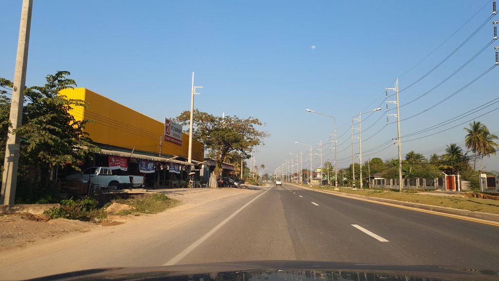 ภาพถนนตรงที่ Chiang Rai Used Vehicles ตั้งอยู่ ถ่ายโดย jrcarlsen พ.ศ. 2565 (2022) · A street-level view of where Chiang Rai Used Vehicles stands, by jrcarlsen in 2565 (2022)