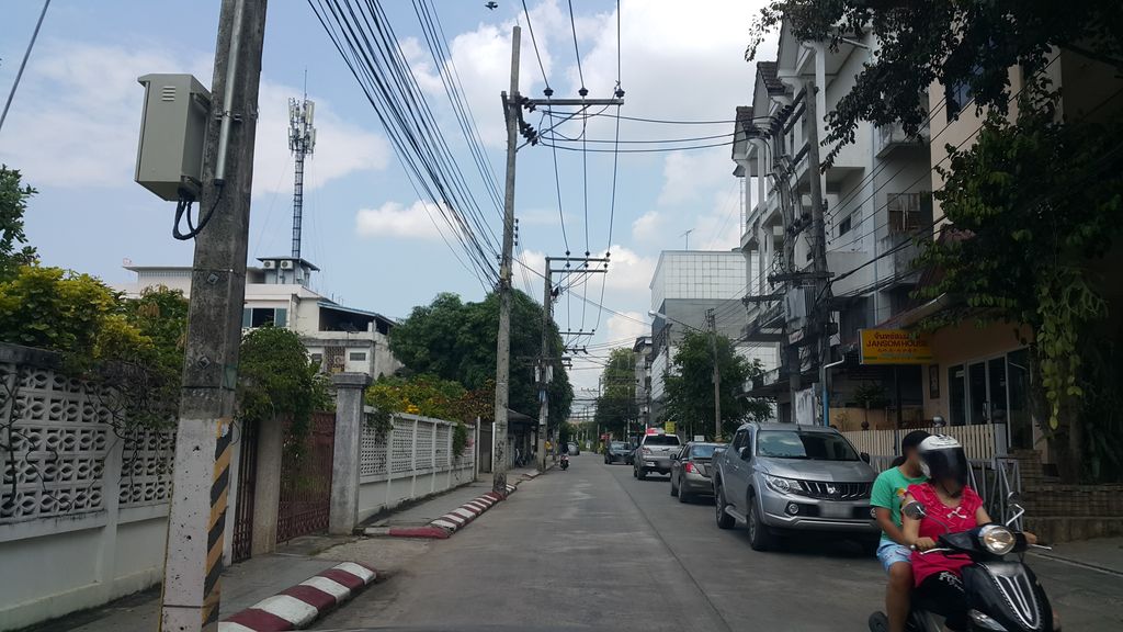 ภาพถนนตรงที่ อารีรัง ตั้งอยู่ ถ่ายโดย jrcarlsen พ.ศ. 2560 (2017) · A street-level view of where อารีรัง · Arirang stands, by jrcarlsen in 2560 (2017)