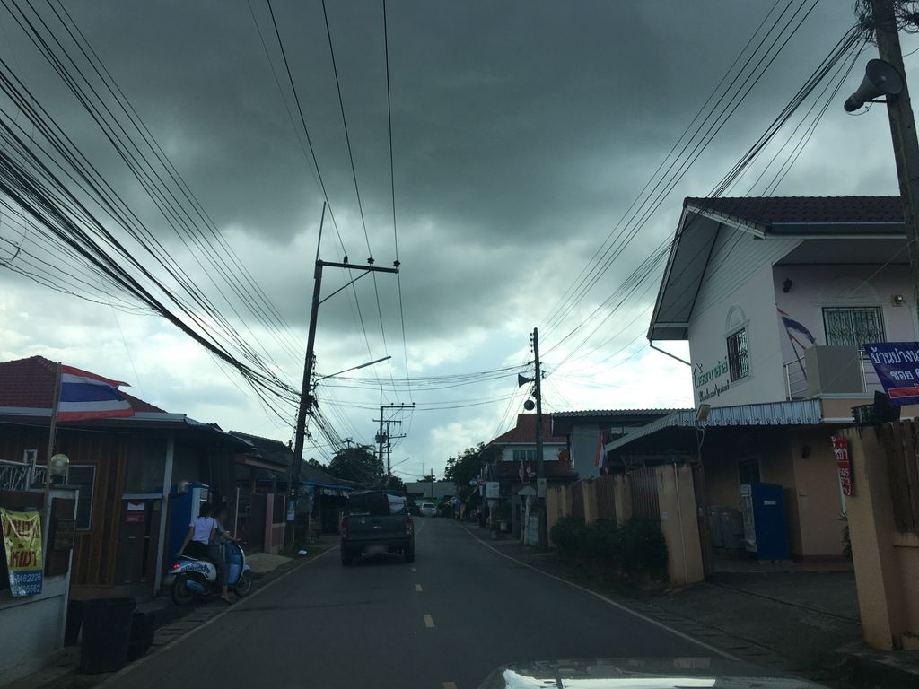ภาพถนนตรงที่ ร้านเชียงราย ชัยกร ตั้งอยู่ ถ่ายโดย wapriz พ.ศ. 2561 (2018) · A street-level view of where ร้านเชียงราย ชัยกร · Ran Chiang Rai Chai Kon stands, by wapriz in 2561 (2018)
