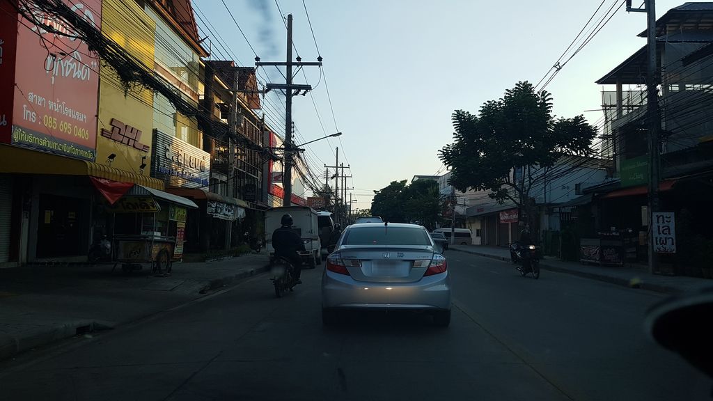 ภาพถนนตรงที่ ด่อง ตั้งอยู่ ถ่ายโดย igorzo พ.ศ. 2562 (2019) · A street-level view of where ด่อง · Dong stands, by igorzo in 2562 (2019)