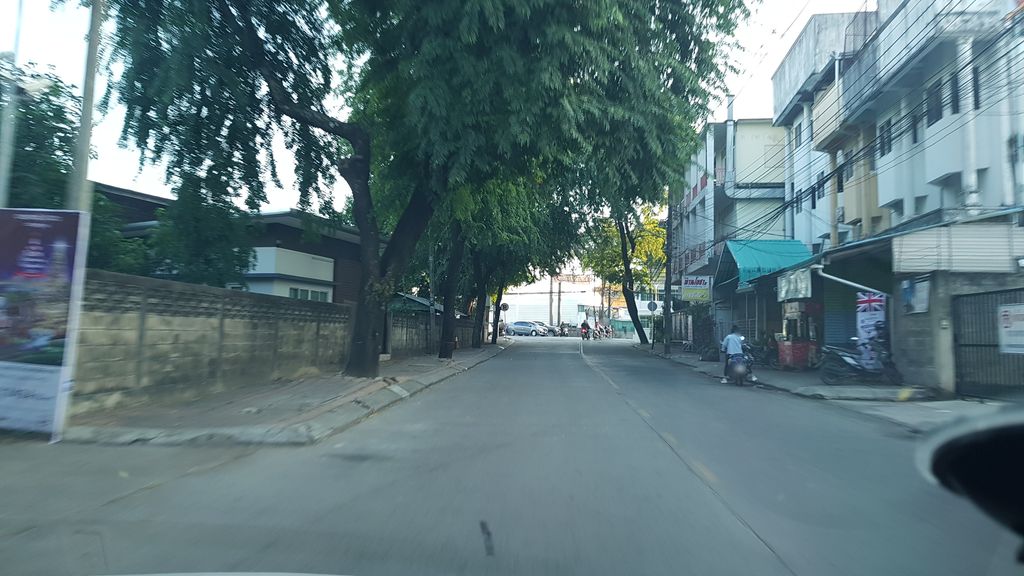 ภาพถนนตรงที่ หมอสุจริต คลีนิคตา ตั้งอยู่ ถ่ายโดย igorzo พ.ศ. 2562 (2019) · A street-level view of where หมอสุจริต คลีนิคตา · Mo Sutrit Clinic Ta stands, by igorzo in 2562 (2019)