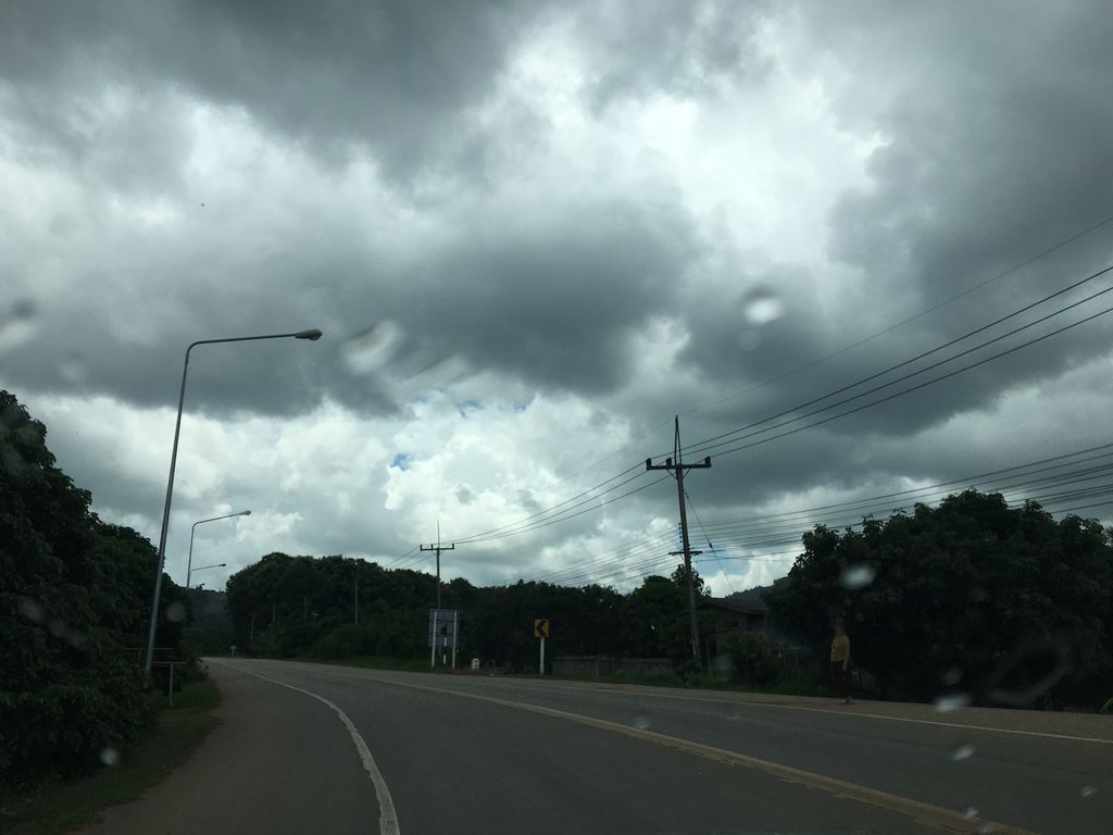 ภาพถนนตรงที่ ซุ้มตะวันเพชร เอก บ้านก๊อ ตั้งอยู่ ถ่ายโดย wapriz พ.ศ. 2561 (2018) · A street-level view of where ซุ้มตะวันเพชร เอก บ้านก๊อ · Sum Tawan Phet Ek Banko stands, by wapriz in 2561 (2018)
