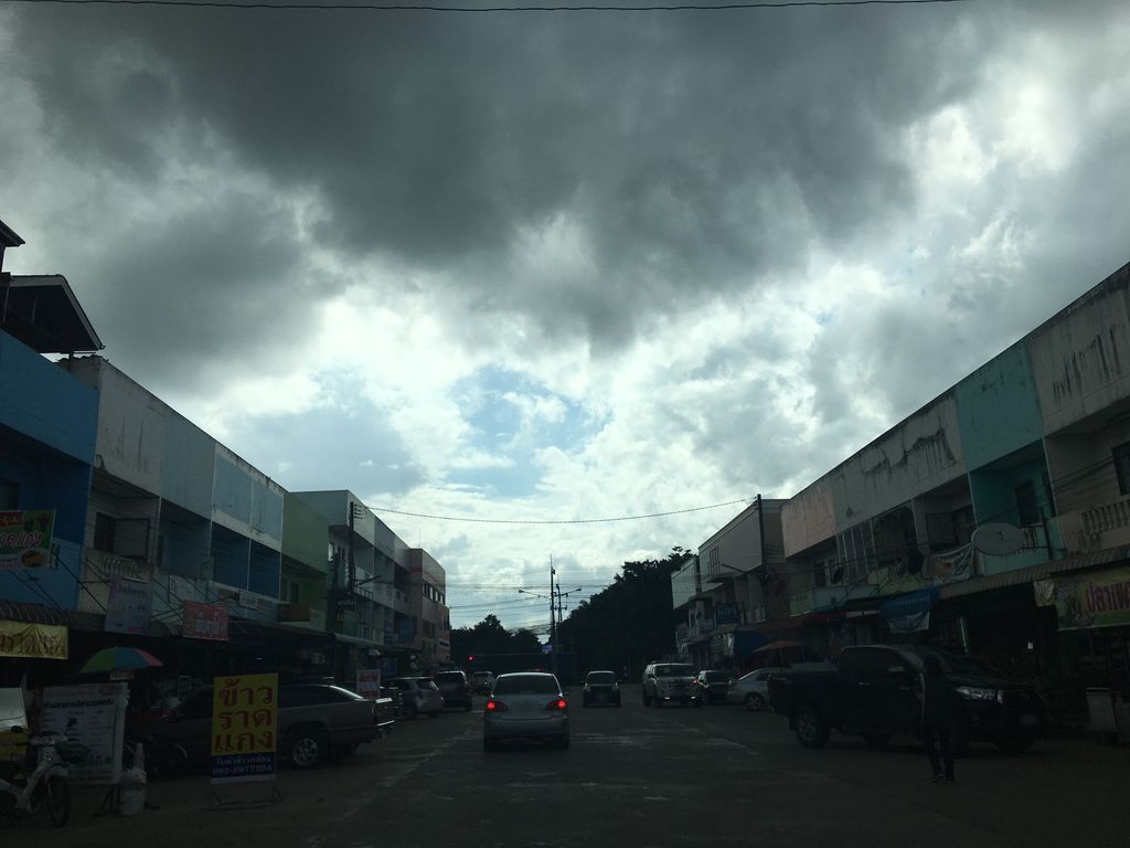 ภาพถนนตรงที่ White Builging ตั้งอยู่ ถ่ายโดย wapriz พ.ศ. 2561 (2018) · A street-level view of where White Builging stands, by wapriz in 2561 (2018)
