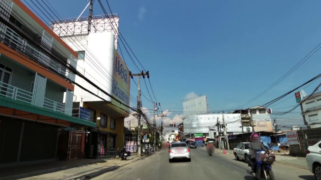 ภาพถนนตรงที่ วันวัน ยำดะ - Wan Wan Yumda สาขาโรงแรมอินคำ เชียงราย ตั้งอยู่ ถ่ายโดย toffy พ.ศ. 2561 (2018) · A street-level view of where วันวัน ยำดะ - Wan Wan Yumda สาขาโรงแรมอินคำ เชียงราย stands, by toffy in 2561 (2018)