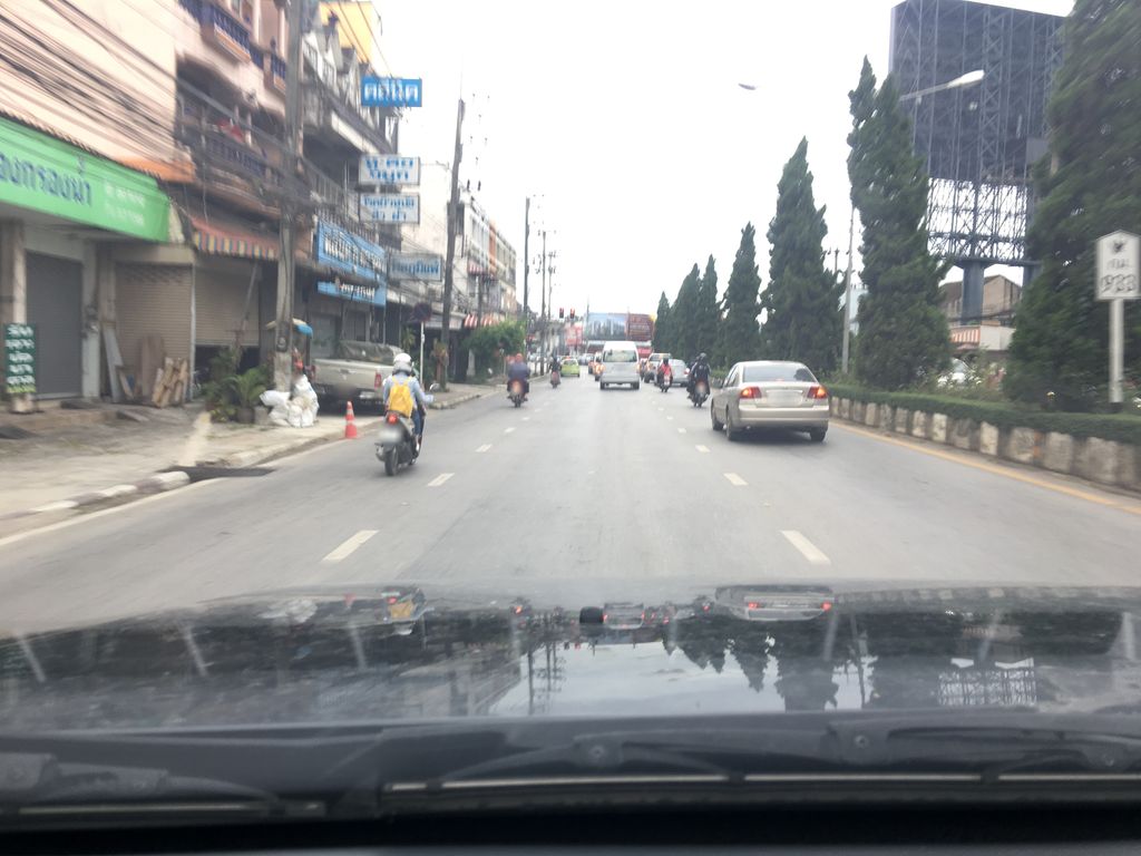 ภาพถนนตรงที่ ร้านเหล็กห้าแยก Lek5Yaek ตั้งอยู่ ถ่ายโดย wapriz พ.ศ. 2561 (2018) · A street-level view of where ร้านเหล็กห้าแยก Lek5Yaek stands, by wapriz in 2561 (2018)