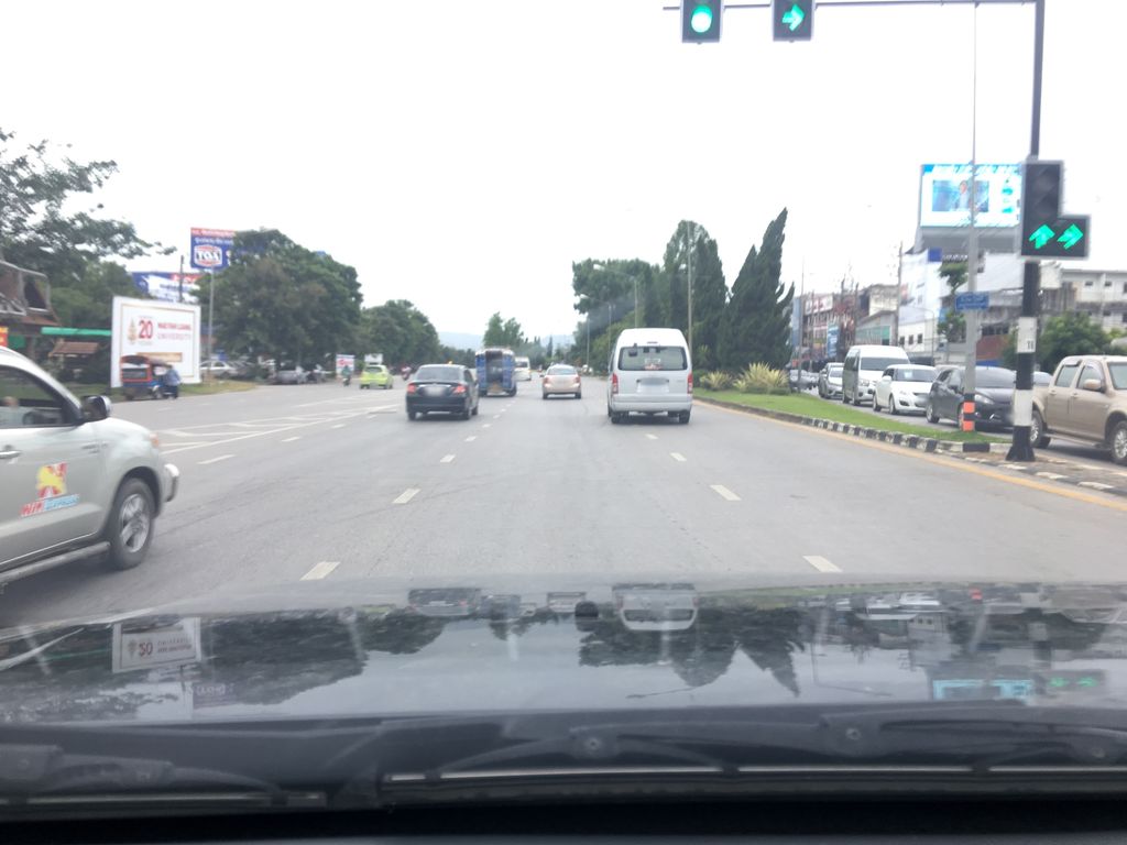 ภาพถนนตรงที่ แยกห้าแยกพ่อขุน ตั้งอยู่ ถ่ายโดย wapriz พ.ศ. 2561 (2018) · A street-level view of where แยกห้าแยกพ่อขุน · Yaek Hayaekphokhun stands, by wapriz in 2561 (2018)