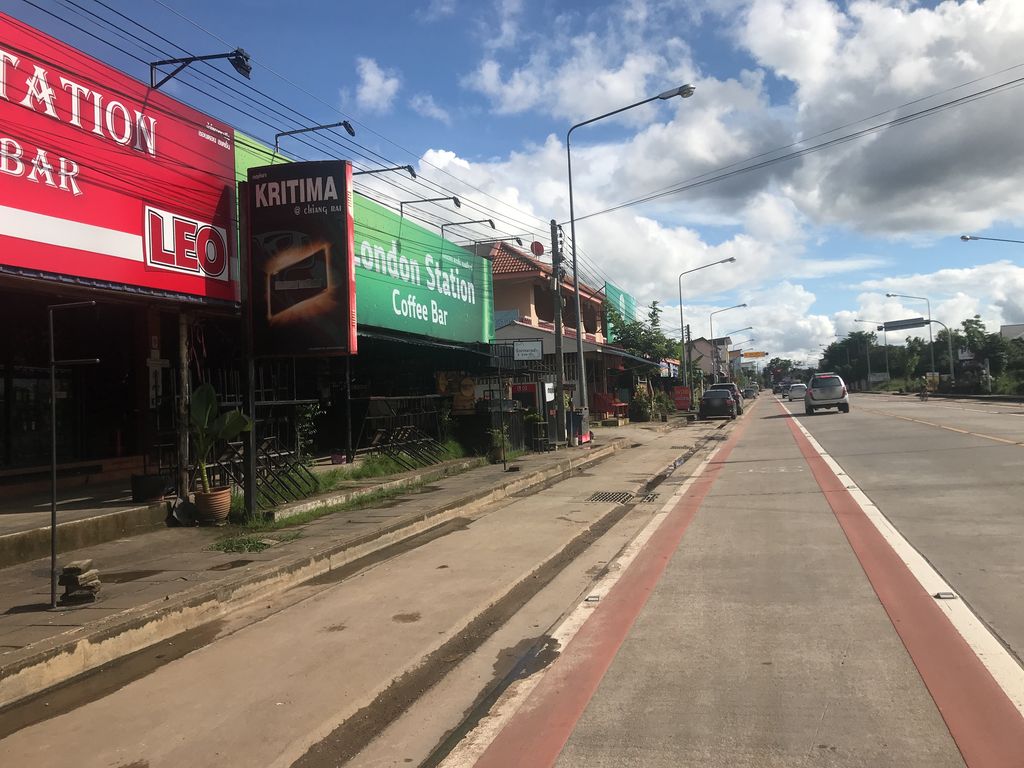 ภาพถนนตรงที่ ร่ำรวย ทุเรียนทอง ตั้งอยู่ ถ่ายโดย wiwattantib พ.ศ. 2561 (2018) · A street-level view of where ร่ำรวย ทุเรียนทอง · Ramruai Thurianthong stands, by wiwattantib in 2561 (2018)