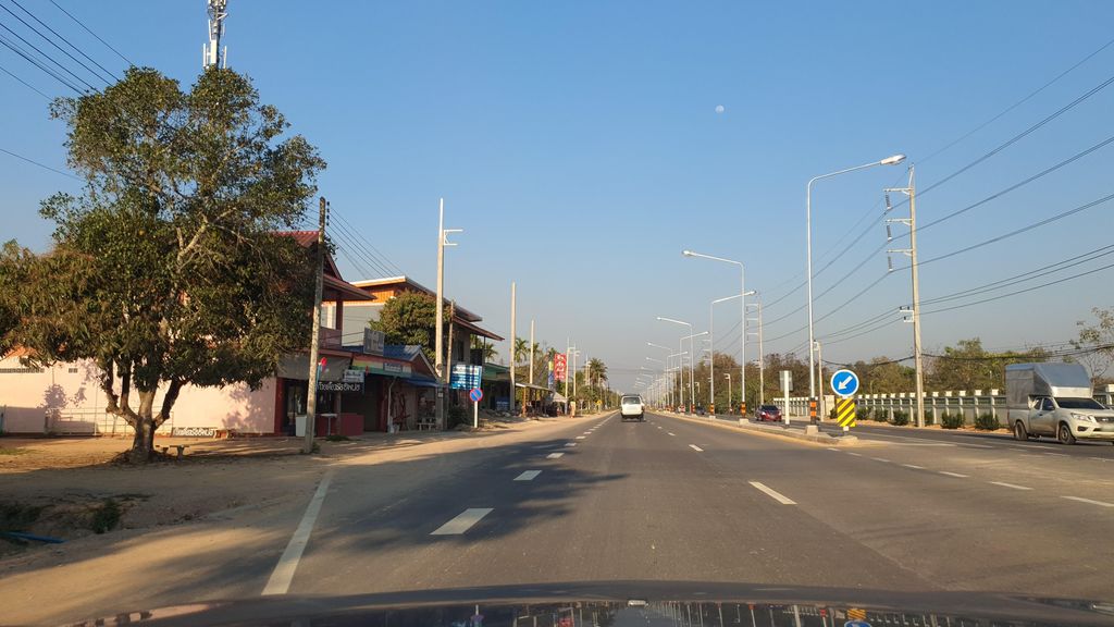 ภาพถนนตรงที่ Huean Arharn Baan Cafe ตั้งอยู่ ถ่ายโดย jrcarlsen พ.ศ. 2565 (2022) · A street-level view of where Huean Arharn Baan Cafe stands, by jrcarlsen in 2565 (2022)