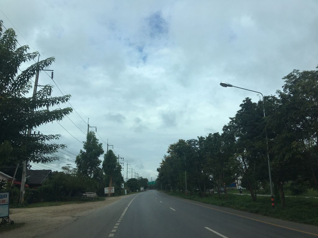 ภาพถนนตรงที่ ต้นไม้ คาเฟ่ ตั้งอยู่ ถ่ายโดย wapriz พ.ศ. 2561 (2018) · A street-level view of where ต้นไม้ คาเฟ่ · Ton Mai Café stands, by wapriz in 2561 (2018)