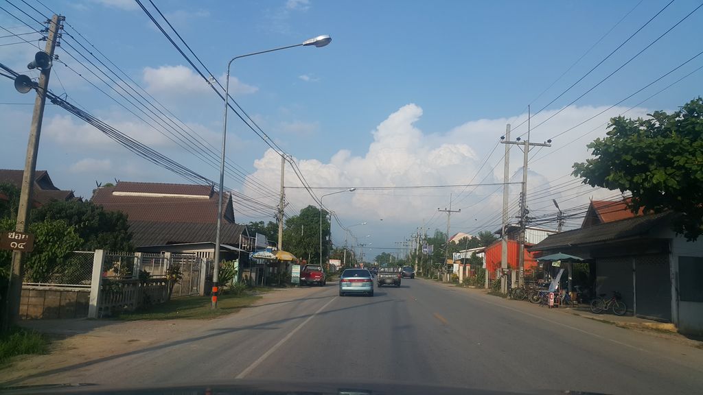 ภาพถนนตรงที่ NamWaan Pharmacy ตั้งอยู่ ถ่ายโดย jrcarlsen พ.ศ. 2560 (2017) · A street-level view of where NamWaan Pharmacy stands, by jrcarlsen in 2560 (2017)